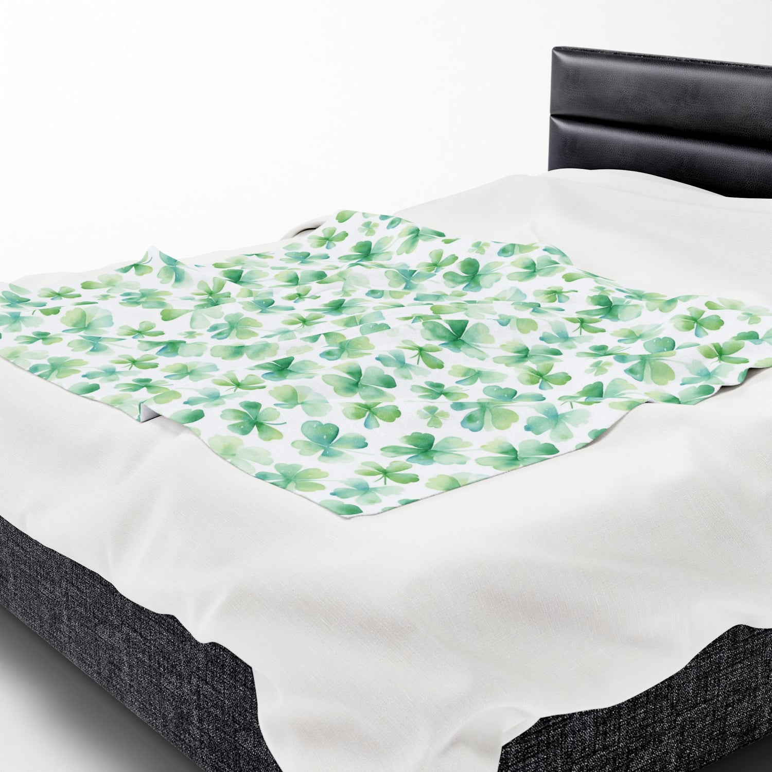 St. Patrick's Day Velveteen Plush Blanket, Cozy Throw for Home Decor, Shamrock-Patterned Soft Blanket for Kids and Adults