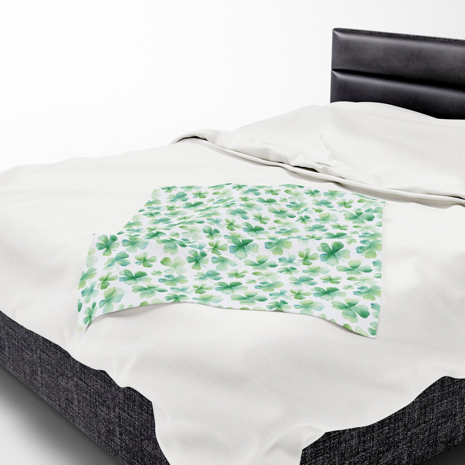 St. Patrick's Day Velveteen Plush Blanket, Cozy Throw for Home Decor, Shamrock-Patterned Soft Blanket for Kids and Adults