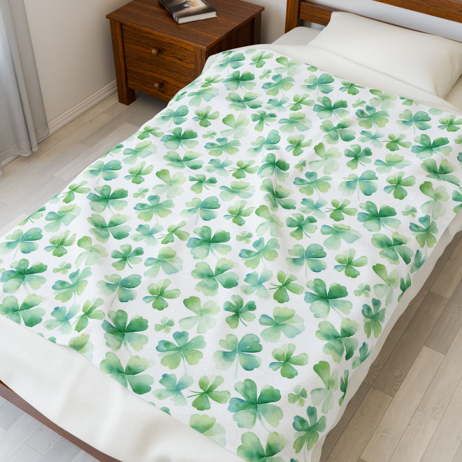 St. Patrick's Day Velveteen Plush Blanket, Cozy Throw for Home Decor, Shamrock-Patterned Soft Blanket for Kids and Adults